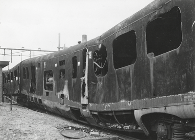 172388 Afbeelding van de uit Duitsland teruggekeerde uitgebrande en doorgezakte motorwagen den een diesel-electrisch ...